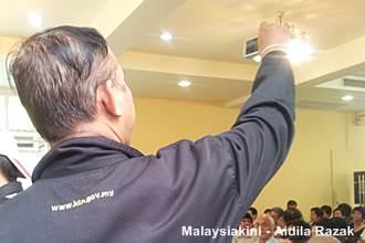 chin peng funeral 230913 malaysian officer take photo