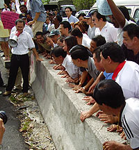 mahkota cheras toll demo 181206 pushing barrier