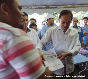 anwar ibrahim receiving membership forms sg limau by-election