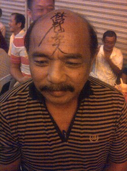 tan Eng Hua with lim guan eng's signature on his bald head sg limau by-election