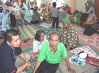 pas youth flood help 261206 salahuddin with old folks