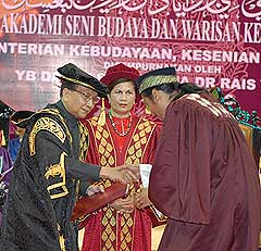 rais yatim akademi seni convocation 211206 graduate