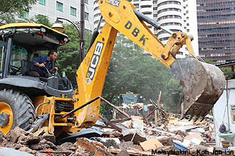 sri muneswarar temple demolition 101113
