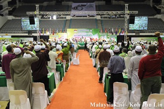 pas muktamar 231113 delegate vote for islamic penal code