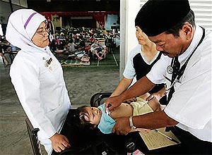 johor flood 160107 medical doctor attending to child