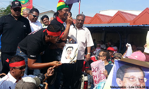 Pro-PM rally held without police notice