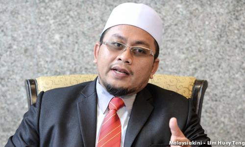 PAS MP tells Amanah minister to push for syariah-compliant aircrew uniforms