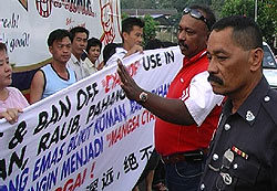 bukit komon gold mine protest 020306 police villagers