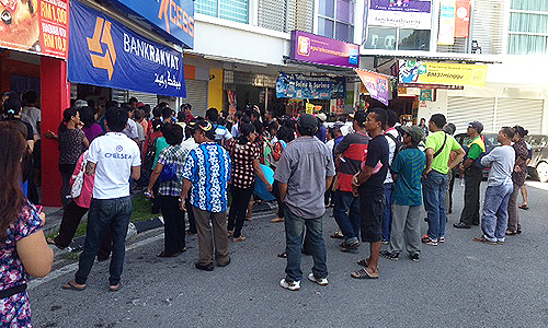 Angry oil palm growers storm MPOB office