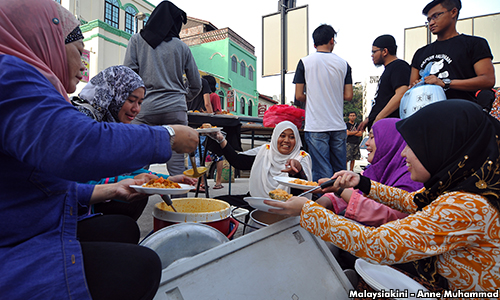 MBPJ, Bank Rakyat serve up mobile soup kitchen