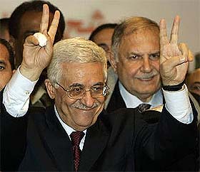 mahmoud abbas giving the v sign 110105
