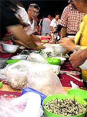 anwar machap by election campaign 120407 food line 03