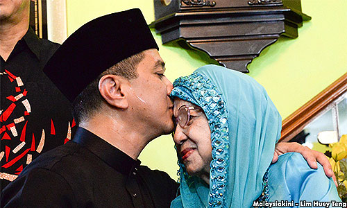 Air mata kasih Azmin untuk ibu