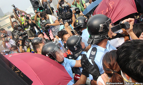 Police clear barricades at Hong Kong protests
