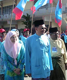 pkr congress 2007 250507 anwar azizah inspection