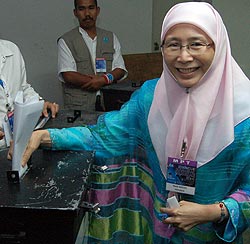 pkr congress seremban 260507 azizah voting