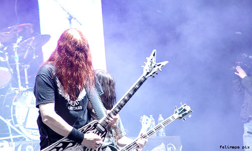 Penonton konsert metal solat Maghrib berjemaah
