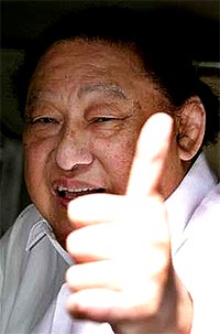 eric chia court case acquittal 260607 thumbs up
