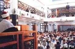 friday prayer with imam giving the khutbah 070205