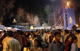 batu caves thaipusam crowd