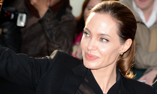 Angelina geleng kepala, pejam mata kenang Trump