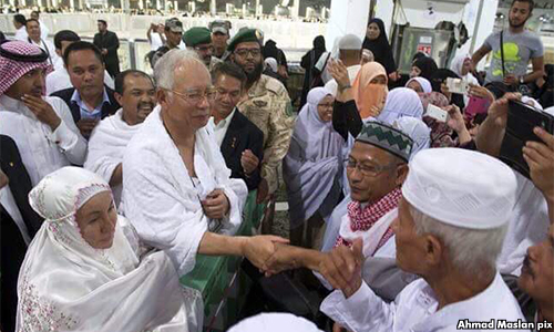 Najib sekeluarga diberi penghormatan ziarah makam Nabi