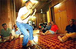 iban blockade rumah nor nyawai 150807 dancing