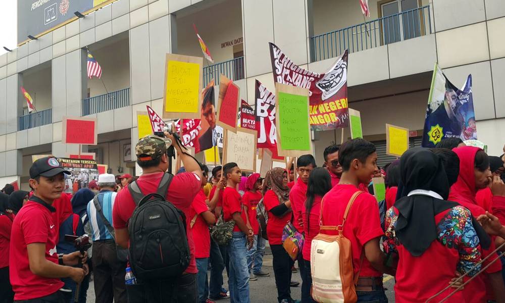 Red shirts 'Save Selangor' rally flops
