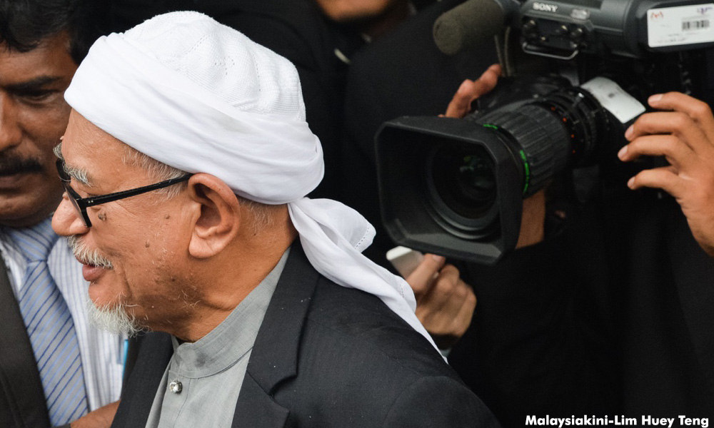 Hadi ‘tinggalkan’ Dewan Rakyat, hanya diam dan senyum