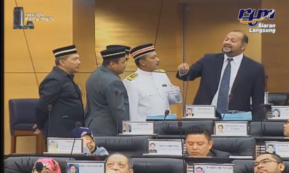 Kerana usul tol, 2 wakil DAP diarah keluar dewan