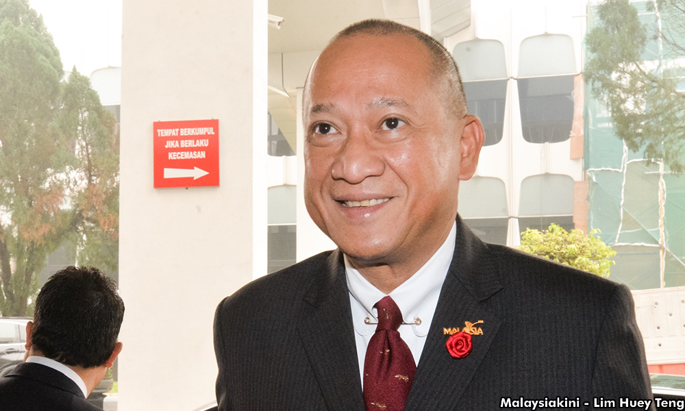 Umno man blasts 'pig attitude' Nazri for his 'dog insult'
