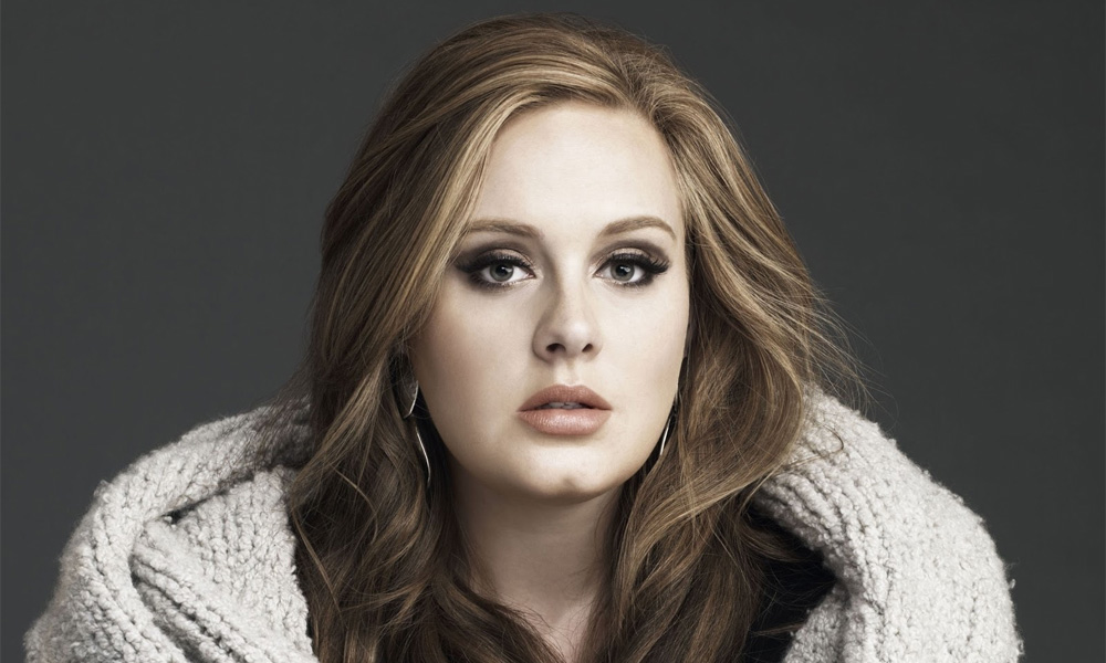 Adele tegur peminat leka rakam aksi atas pentas