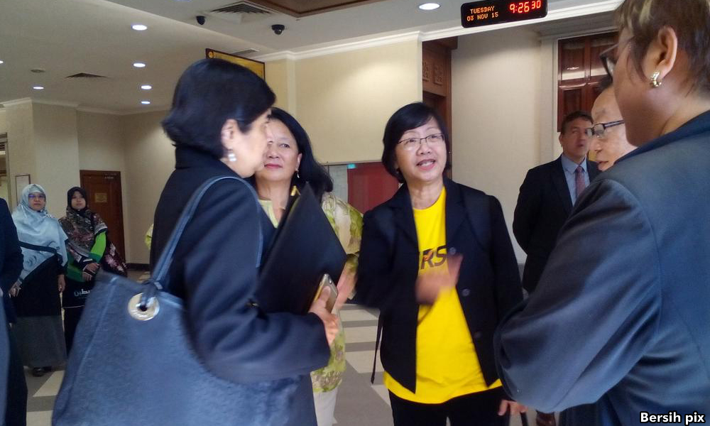 Bersih 4 - Maria Chin claims trial to 'no notice' charge