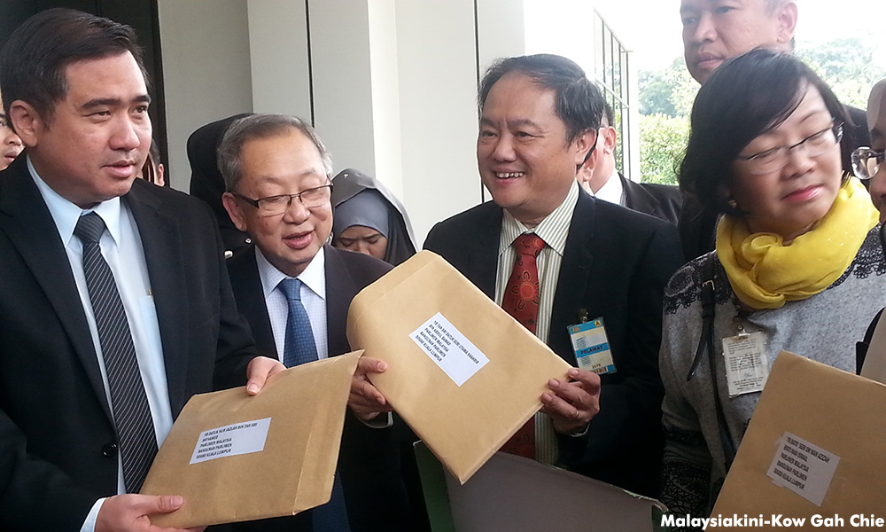 Bersih takes 'quit Najib' campaign to Parliament