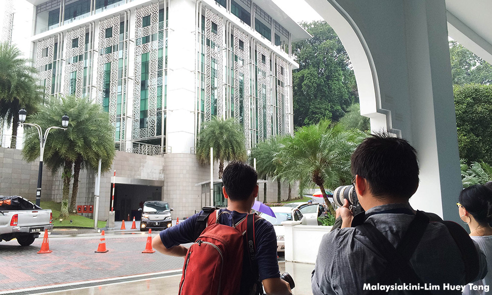 Komen terhadap Najib, Mahathir jumpa polis hari ini