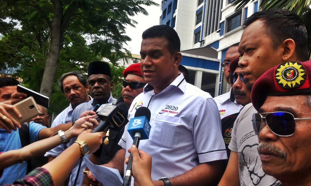 'A million votes up in smoke if Najib doesn't stop vape raids'