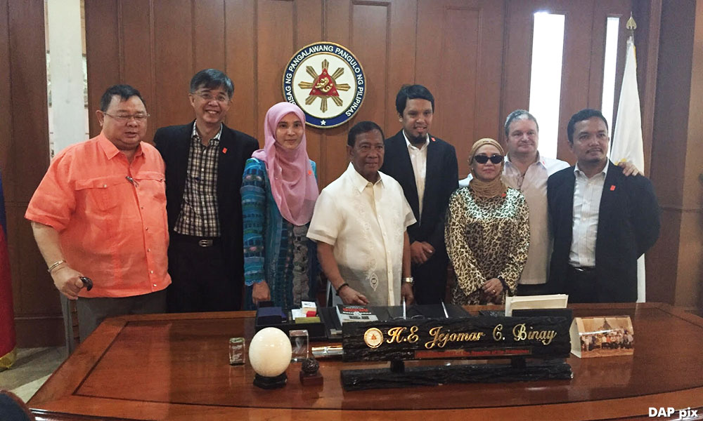 Despicable, says Hisham of Nurul's pix with 'princess'
