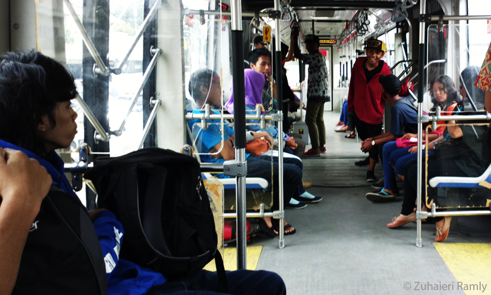 Dialog tentang agama dalam pub Jakarta
