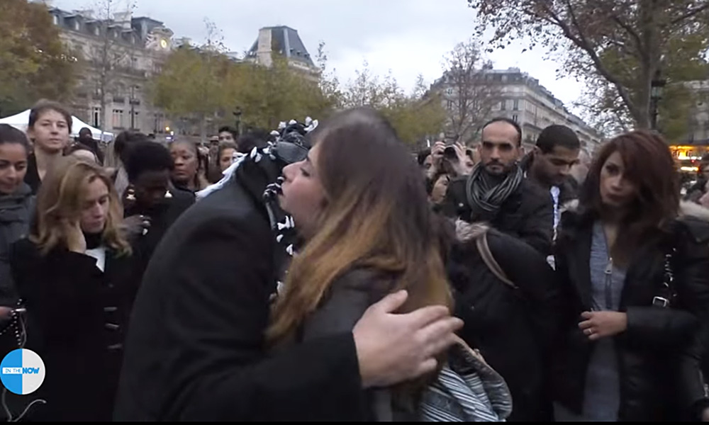 Mesej damai lelaki Islam dapat pelukan warga Paris