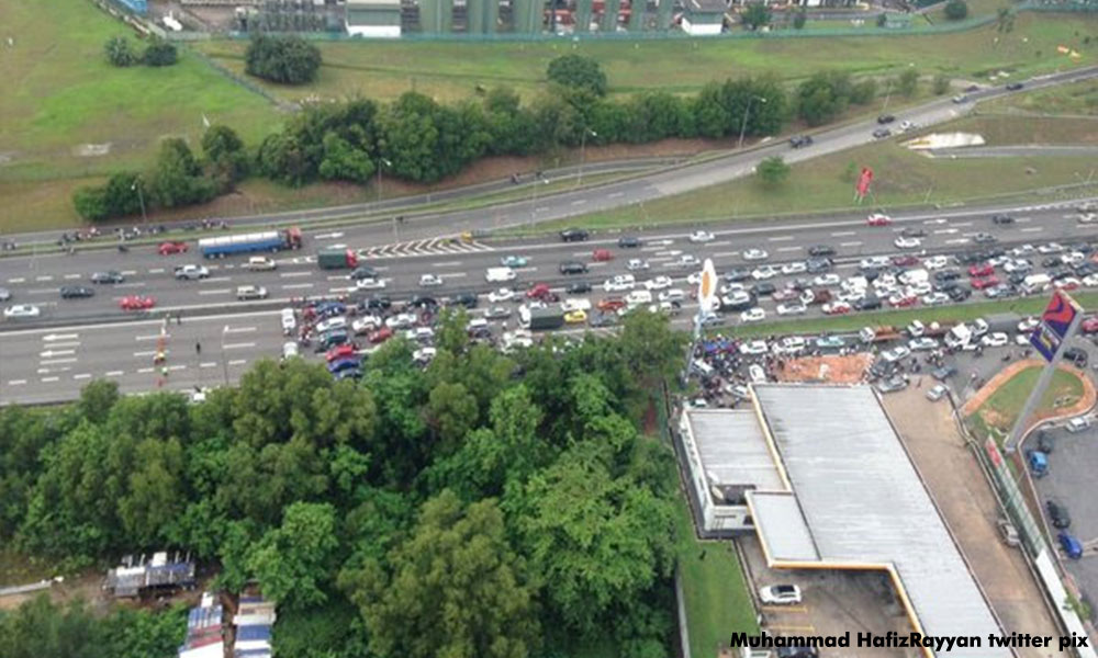 Traffic at standstill after roads closed for Obama entourage