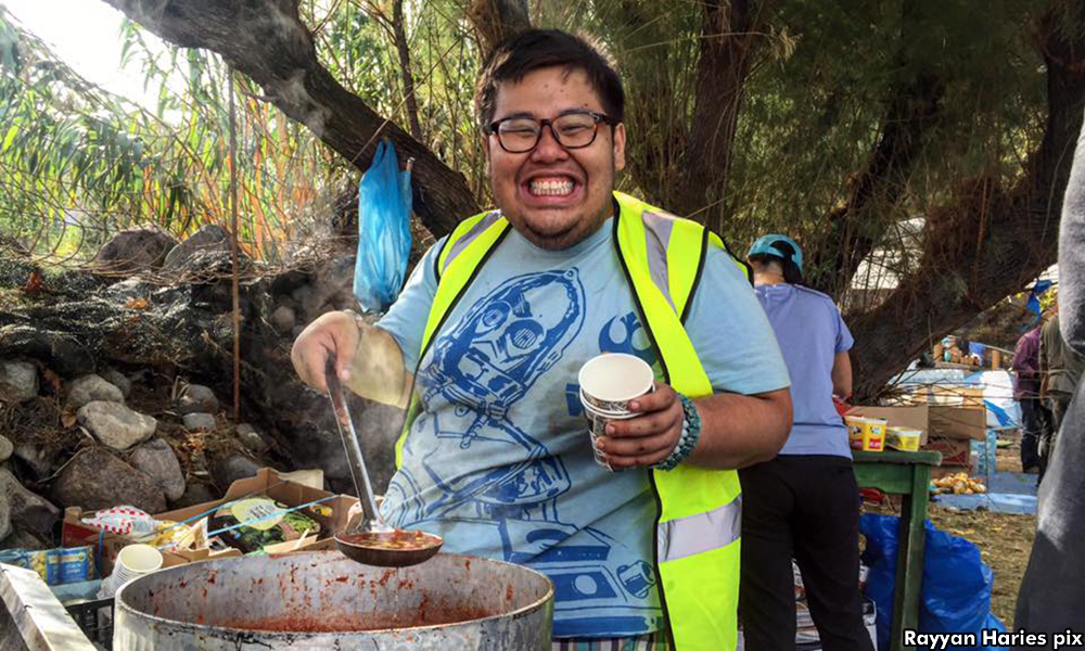 Snubbed by Masterchef, M'sian youth wins over refugees in Greece
