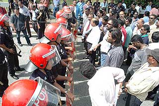 hindraf in parliament for budget memo 120907 standoff