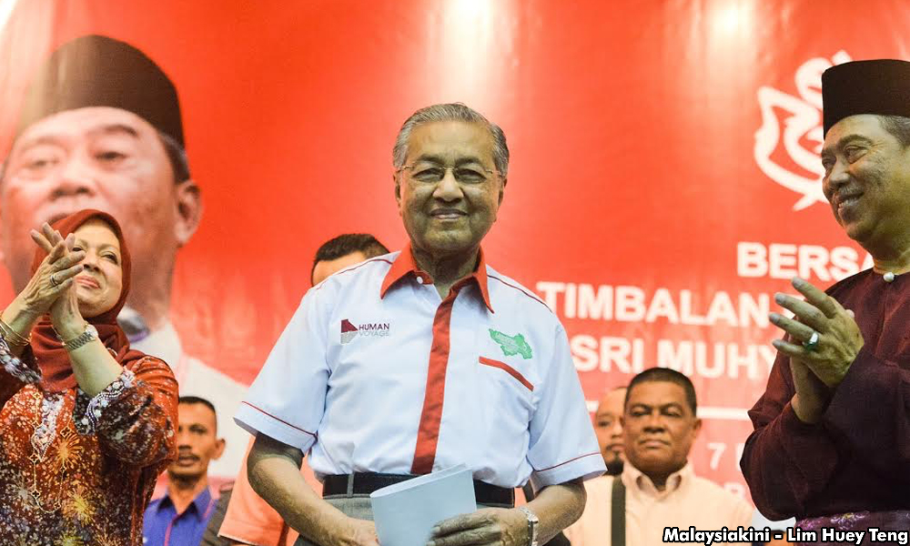 Dr M senyum, belum mahu ulas AGM Umno
