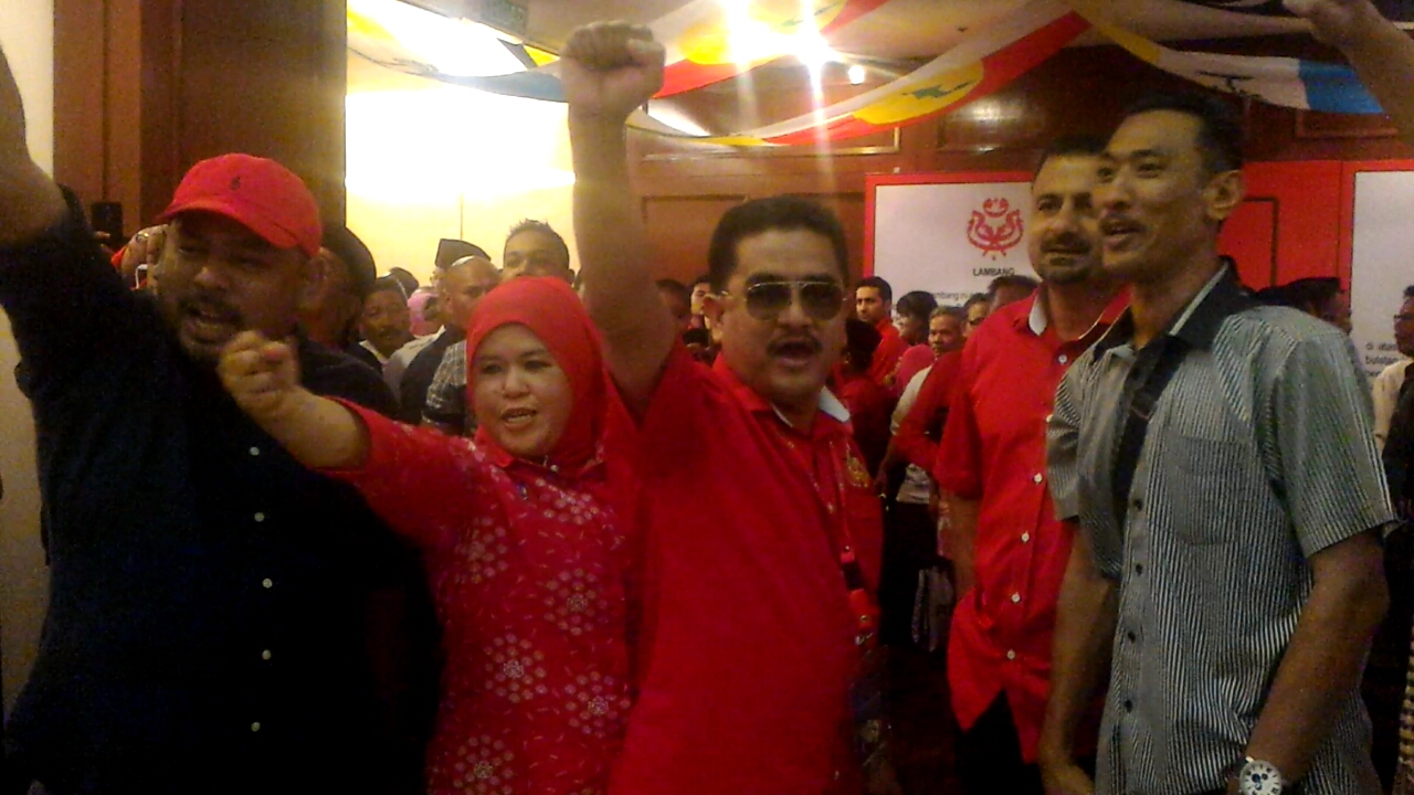 Ali Tinju heckles Umno rebels, shouts 'Hidup Najib'