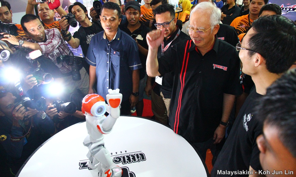 Hidup Umno, kata Najib pada robot