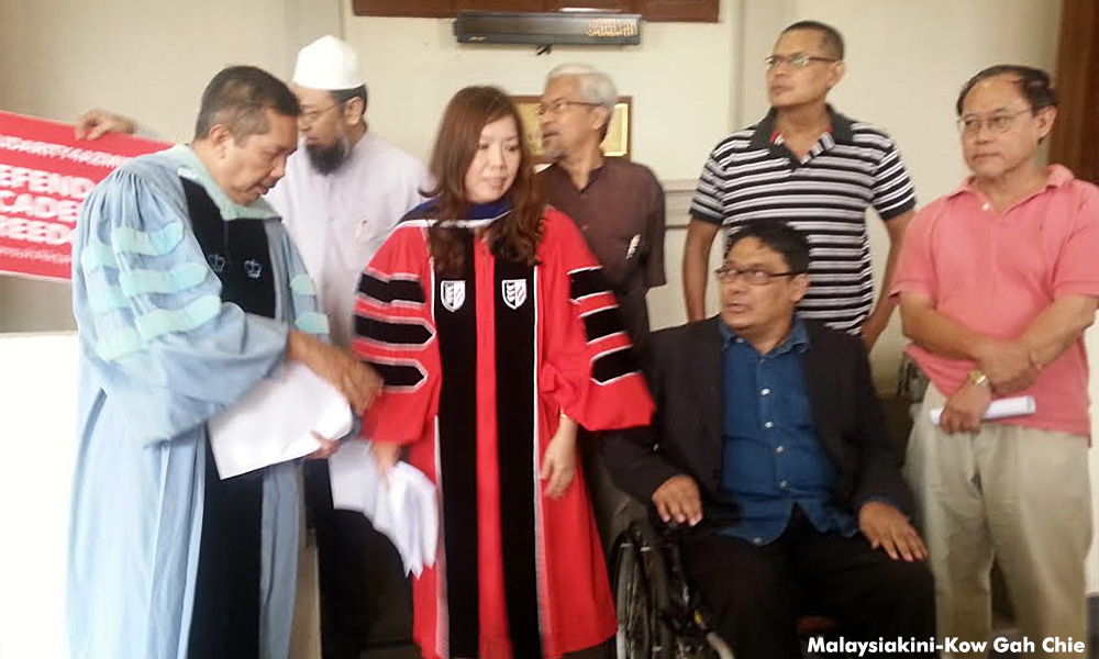 Dons in robes to show support for Azmi at sedition trial