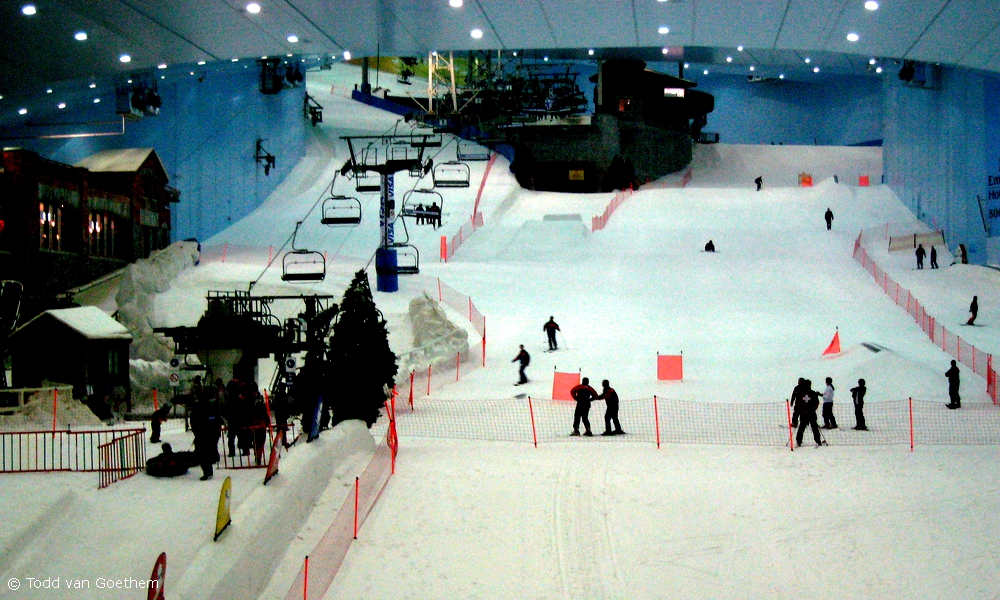 Apa salahnya main ski di tengah padang pasir?