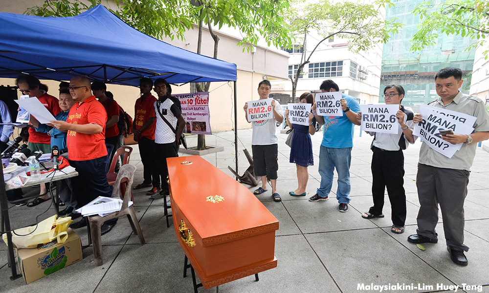郭素沁前助理抬棺材抗议支持者举“26亿在哪”反击