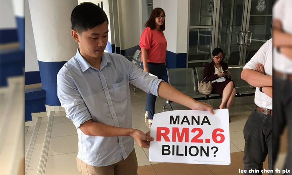 Polis: Ahli DAP dibawa ke balai bukan kerana poster 'Mana RM2.6b?'
