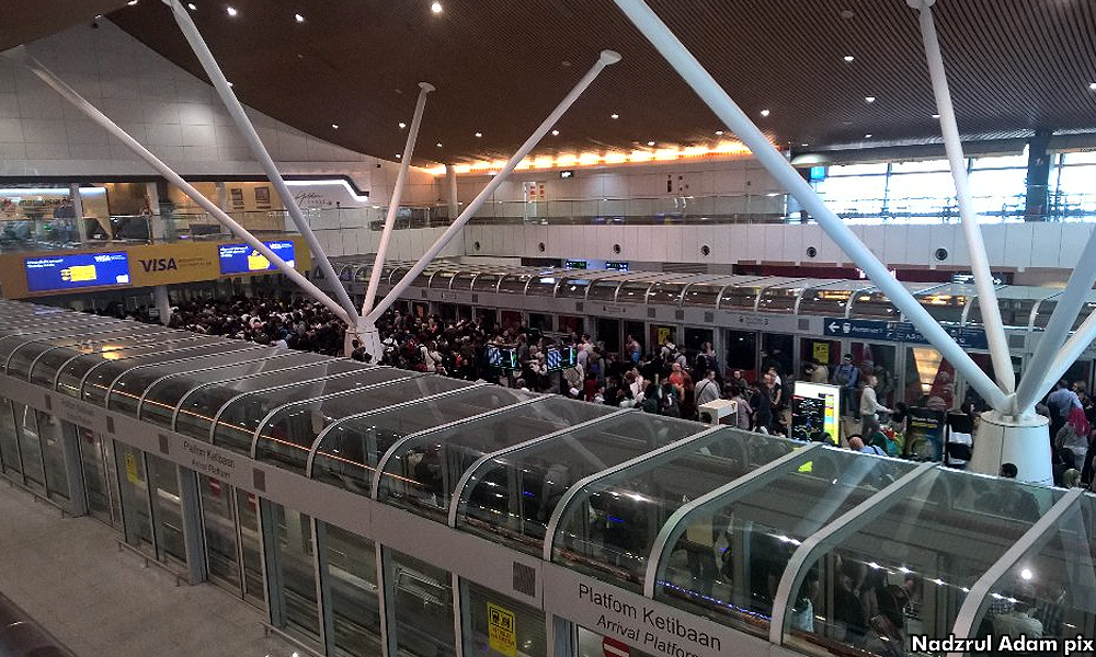 隆飞机场自动列车故障大批乘客一度受困站台